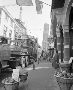 883700 Afbeelding van de optocht met historische autobussen en trams in de Zadelstraat te Utrecht ter gelegenheid van ...